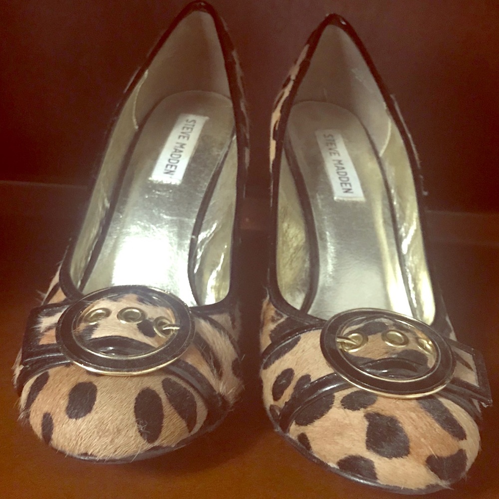 Steve Madden leopard Wedge w/ buckle detail!